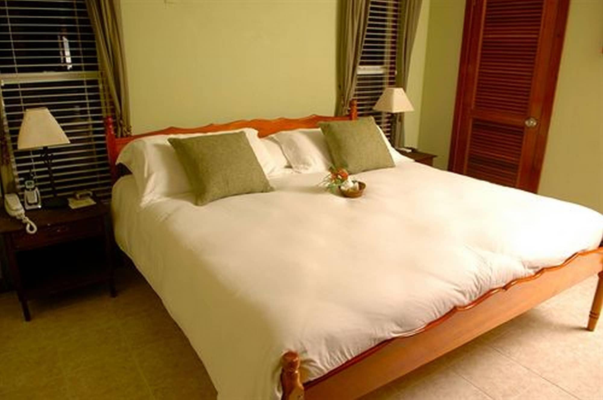 The Palms Oceanfront Suites San Pedro  Extérieur photo