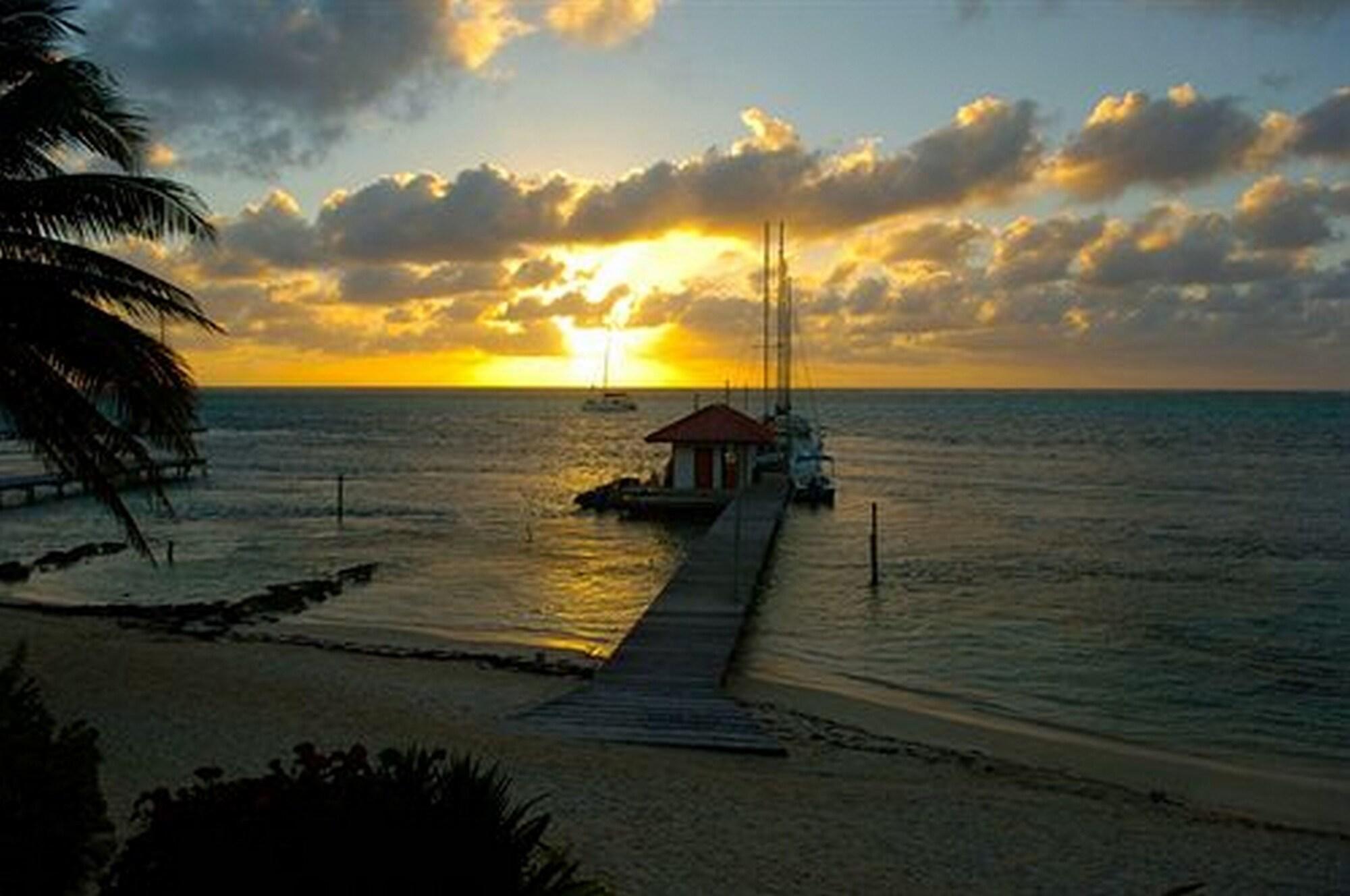 The Palms Oceanfront Suites San Pedro  Extérieur photo